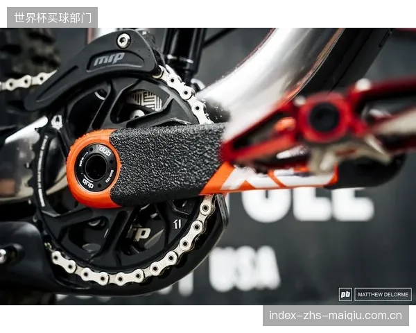 SRAM XX DH电子套件应用于速降赛，助力车手在复杂地形保持踏频。